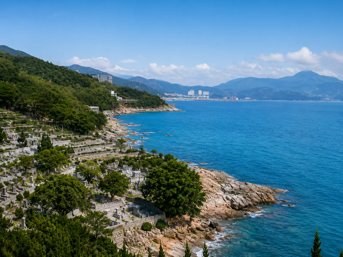 shenzhen-dapeng-bay-cemetery-ocean-view 深圳大鵬灣華僑墓園實景:坐落於海岸線旁、依山傍海且面向蔚藍大海的墓園全景景觀
